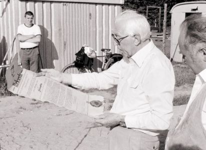 04 - Buergermeister Jensen verliest die Grundsteinurkunde.jpg