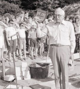 05 - Buergermeister Jensen legte ein Wappen in den Grundstein.jpg