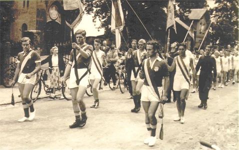 1952 - Fahnenumzug beim Sportfest in Innien.jpg