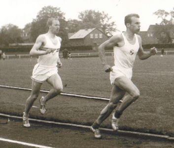 1968 - Jochen Ramlow vor Dieter Eisenmann (GH Itzehoe) - 1500m-Lauf.jpg