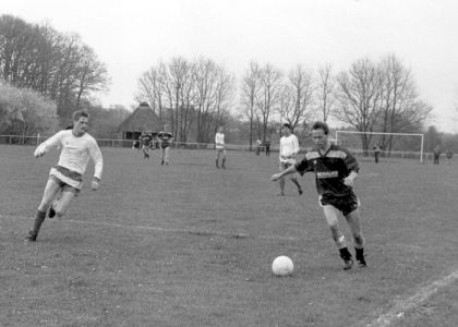 1990-91 - Linksfuss Jens Carstens in Aktion.jpg