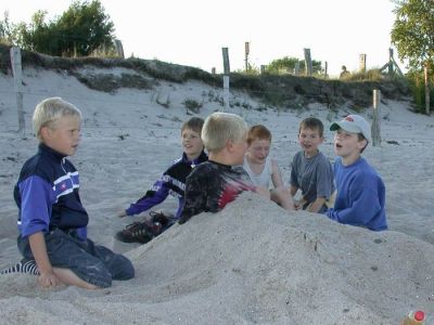 10 - Hauke Holm wird eingebuddelt.jpg