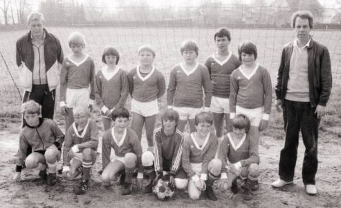 1984 - Fussballjugend mit Bernd Wurms.jpg