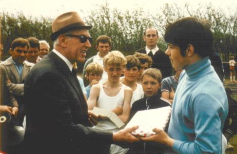 1971 - Bahneroeffnung in Aukrug - Siegerehrung.jpg