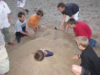 54 - Sebastian Michalke wird verbuddelt.jpg