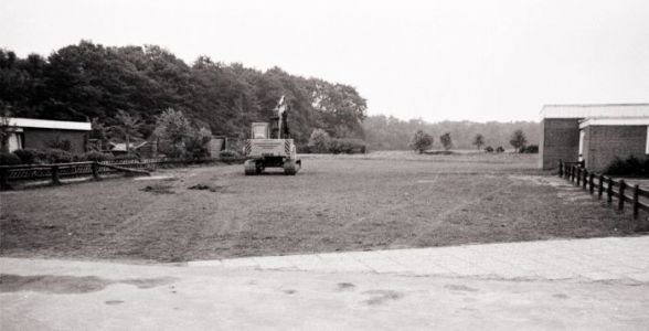 01 - Die ersten Baufahrzeuge ruecken am 28.5.1983 an.jpg