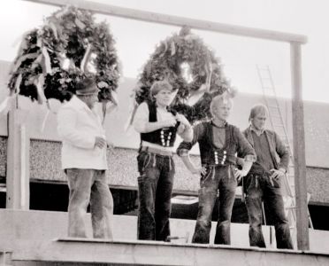 11 - Zimmerleute beim Richtspruch.jpg