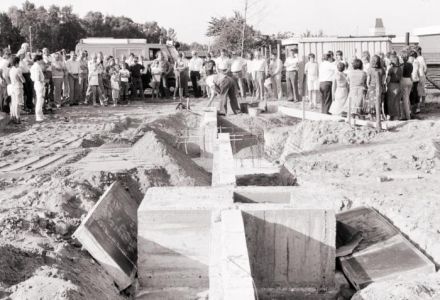 08 - Grundmauern der Sporthalle.jpg