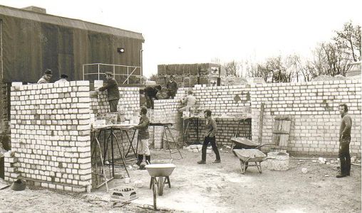 1971 - Bau des Sportlerheims - Eigenleistung.jpg